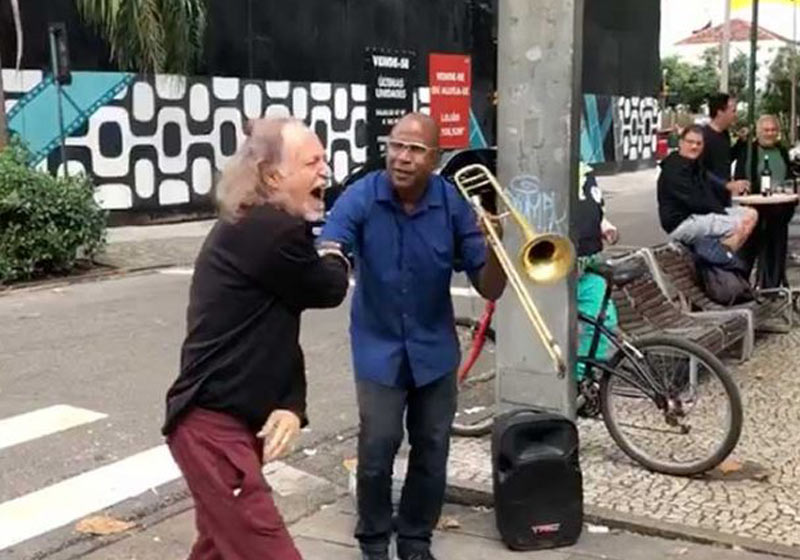 Alceu e o músico - Foto: reprodução / Facebook