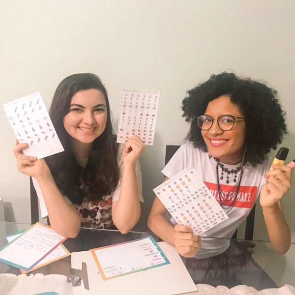  e Ana Elisa - criadoras dos adesivos - Foto: divulgação 