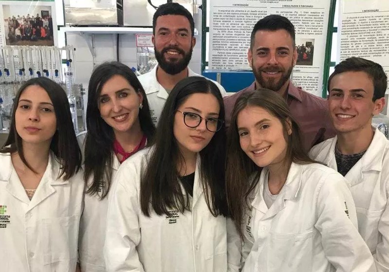 Orientadores ao fundo e a à frente