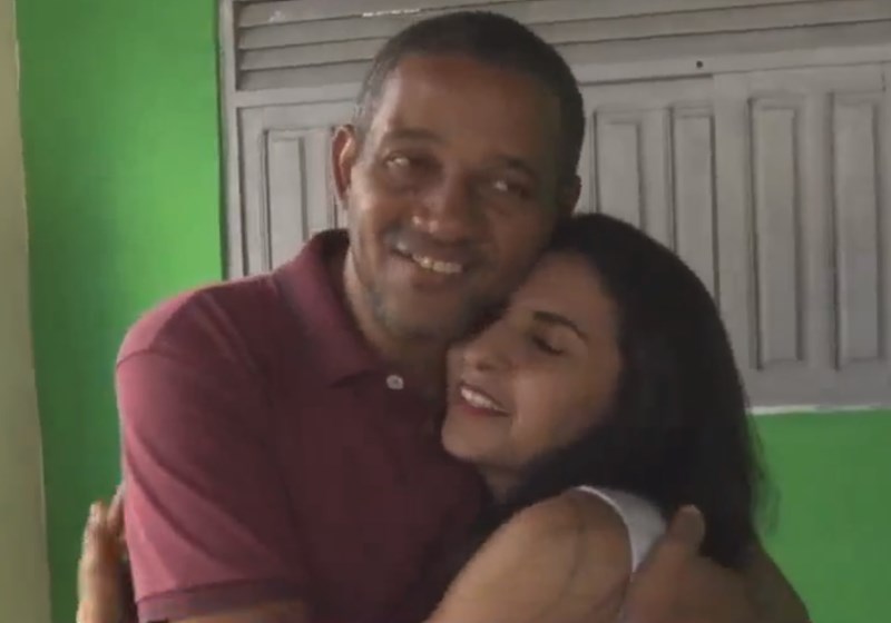 Jadiel abraça a dona da carteira Foto: Tv Ponta Negra|