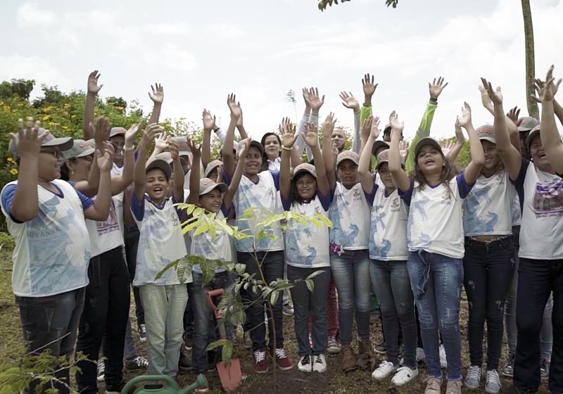 Uma das turmas que plantaram árvores no Polo Jeep em Goiana/PE - Foto: FCA/divulgação