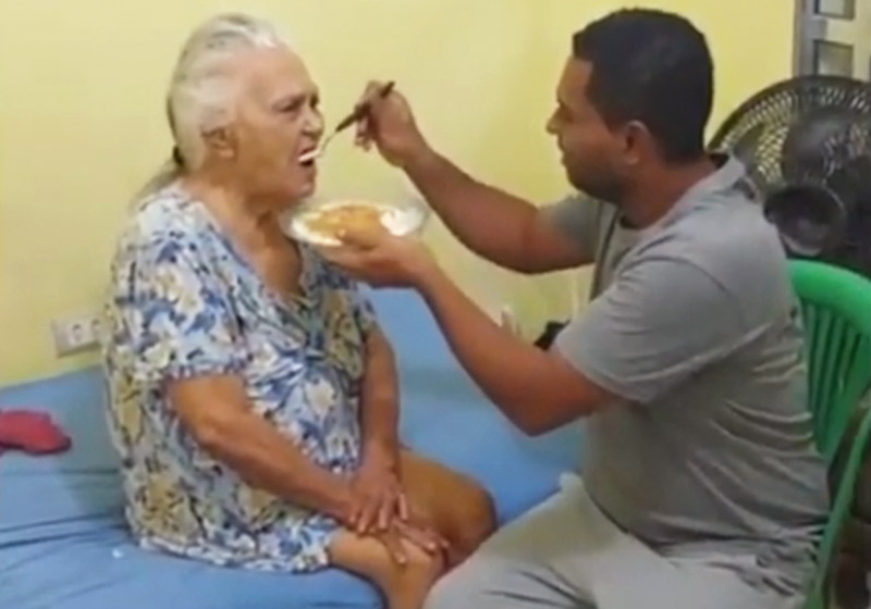 Saulo alimenta dona Maria - Foto: vídeo/ Instagram