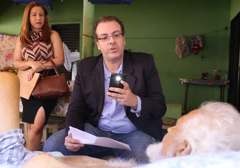 Juiz atendendo idoso em casa - Foto: Aline Caetano/TJ-GO