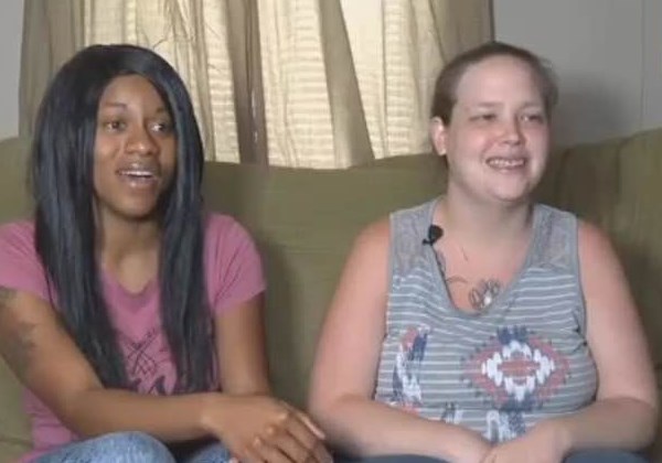 As mães dos meninos, April e Courtney