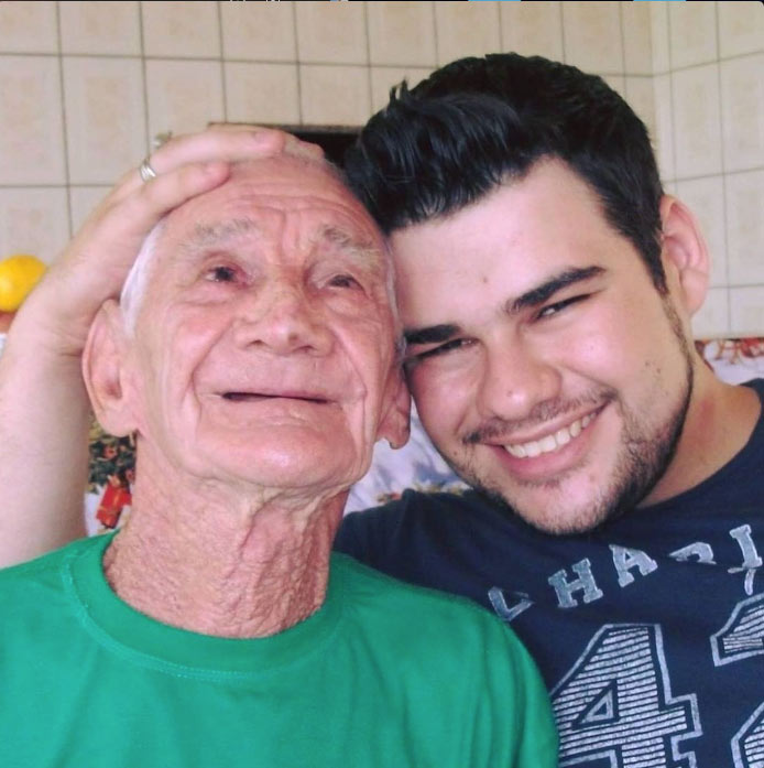 Juliano e seu Santinho - Fotos: arquivo pessoal