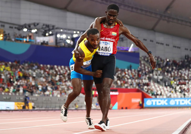 Braima Dadó ampara Jonathan Busby - Foto: Michael Steele / Getty Images