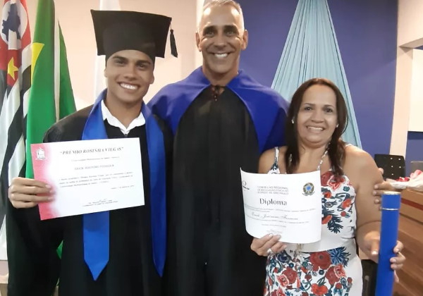 Erick, sua mãe e o professor no dia de sua formação em licenciatura de Educação Física Foto: Arquivo pessoal