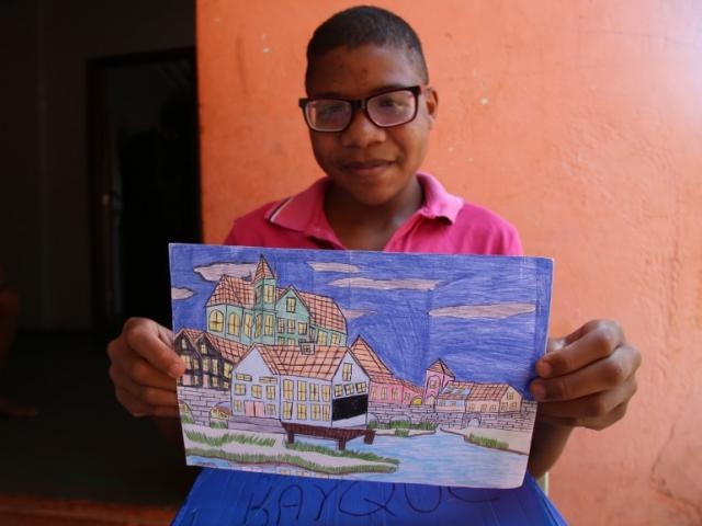 Kayque desenha construções - Foto: Danielle Valentim