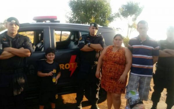 Luiz Gustavo com os pais e equipe da Rotam - Foto: reprodução / Facebook