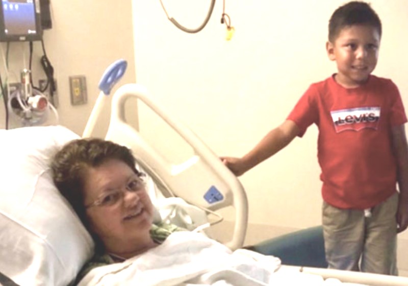 Foto: Canal de Notícias 8|Max com sua nova bike Foto: Facebook|O filho da professora dá um par de tênis novos para Max Foto: Facebook