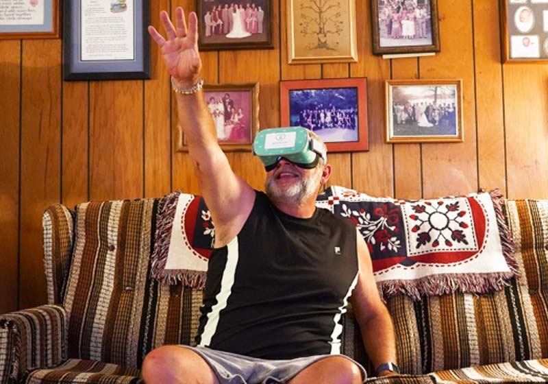 Idoso usando Rendever - Foto: divulgação / Rendever