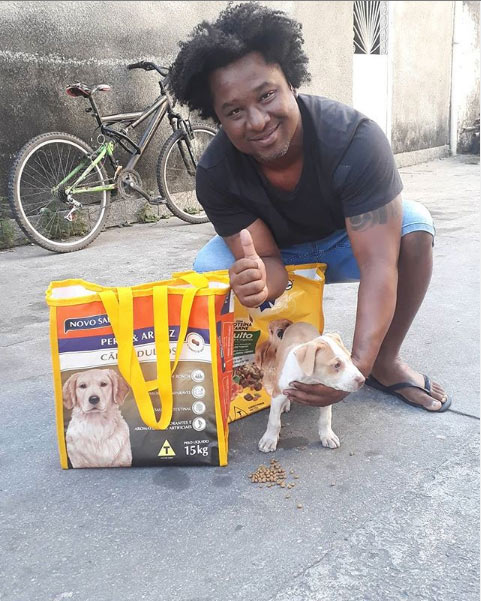 Wallace, uma sacola e um filhote - Foto: reprodução / Instagram