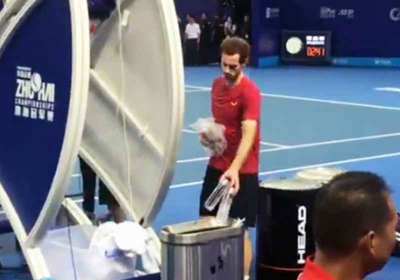 Andy Murray limpa a quadra - Foto: reprodução / Twitter / Xinhua Sports