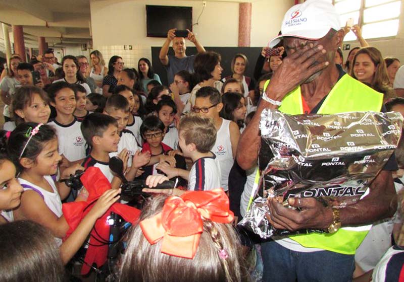 José emocionado com a surpresa - Foto: Divulgação/Colégio Salesiano|