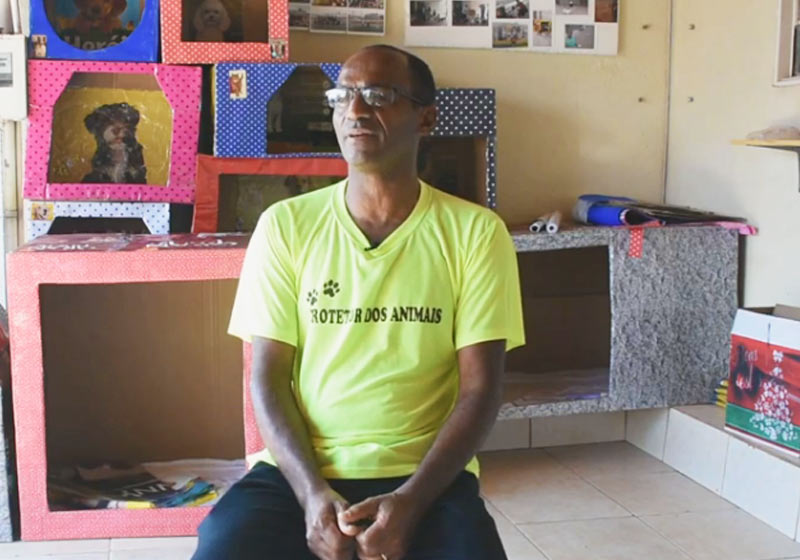 Ubiratan e as casinhas que faz - Foto: reprodução / ConexãoDF|||