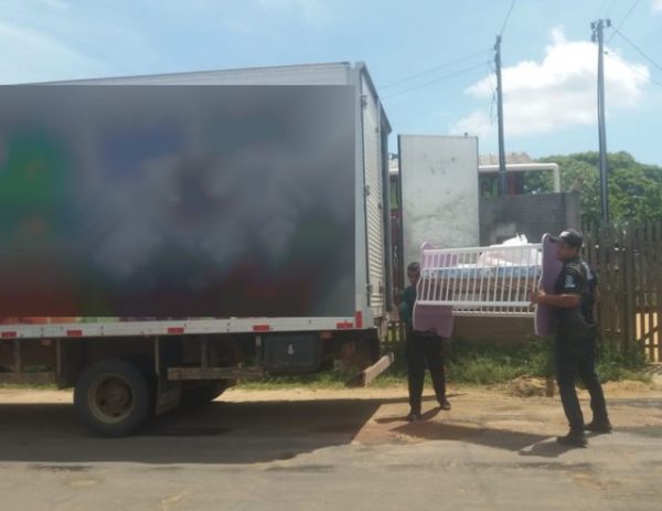 Entrega do enxoval doado - Foto: Toni Maia/Arquivo pessoal