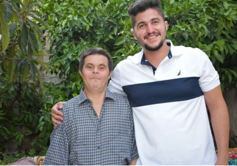 Foto: @saderissa|Sader ao lado dos pais Foto: @saderissa|Sader bebê com os pais Foto: @saderissa