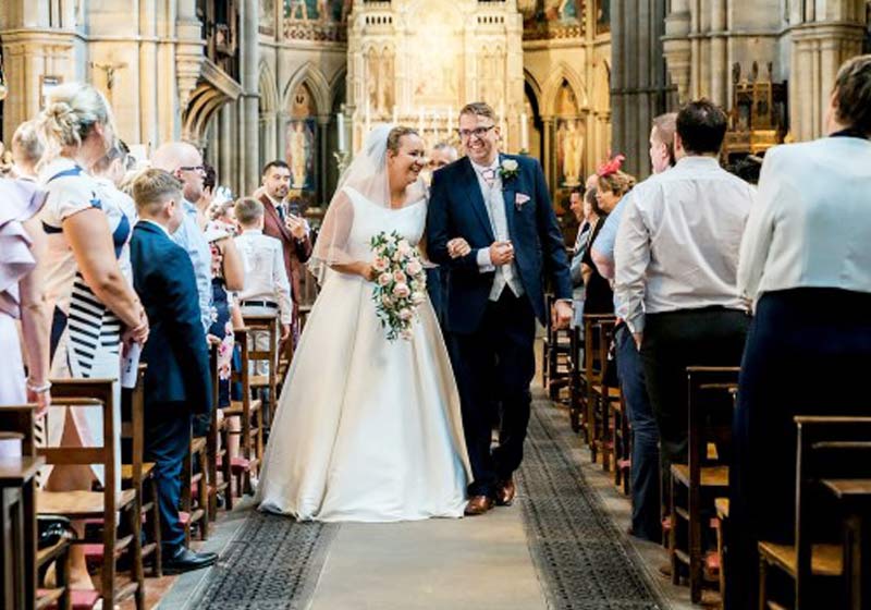 Emma caminha na igreja - Foto: Your Story Studios / SWNS