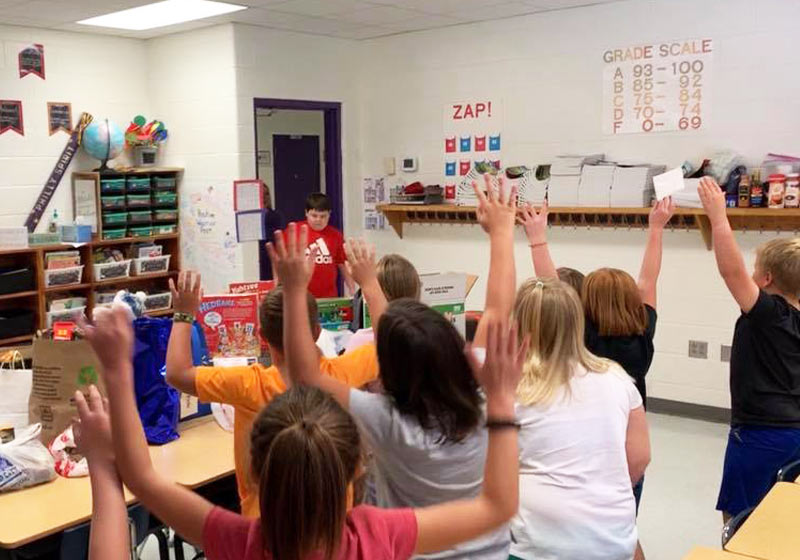 Daniel Hunt é surpreendido na sala - Foto: reprodução / Facebook|