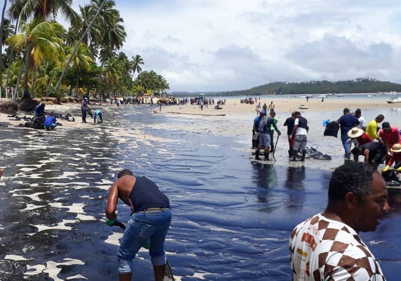 Equipes limpam Praia dos Carneiros/PE - Foto: Wellington Pereira/TV Globo