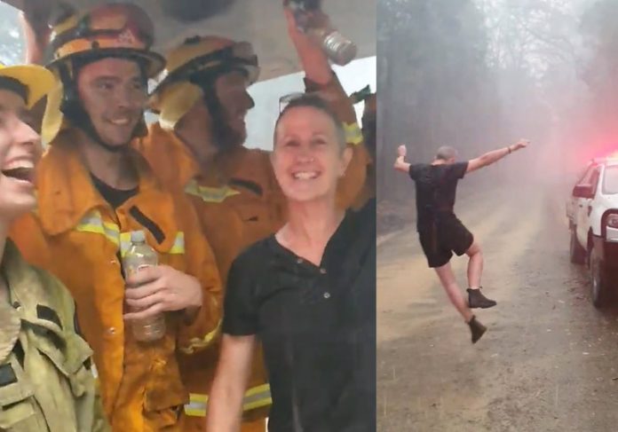 bombeiros-australia-close|bombeiros-australia Dançando na chuva - Foto: Leongatha Fire Brigade /Facebook|Dançando na chuva - Foto: Leongatha Fire Brigade /Facebook