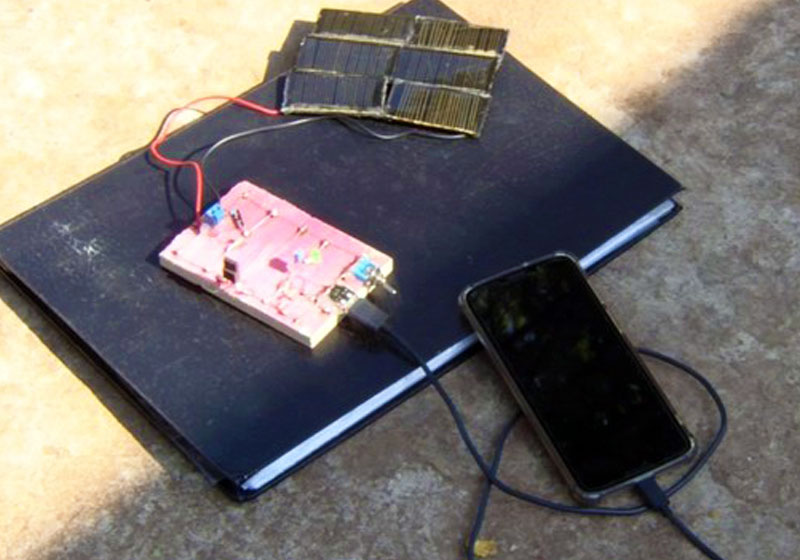 Carregador de celular por energia solar com sucatas — Foto: Reprodução/TV TEM|