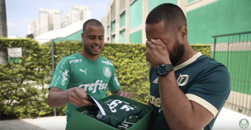 Flavio recebe camisa com nome da filha - Foto: reprodução / TV Palmeiras