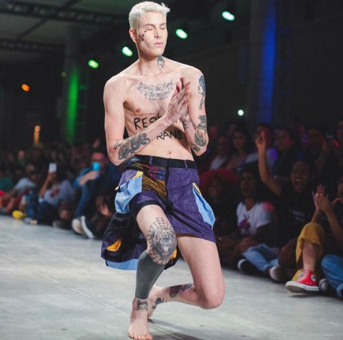 Sam Porto se ajoelha na SPFW - Foto: arquivo pessoal