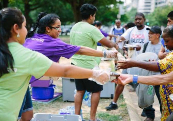jovem-17-alimenta-close|jovem-17-cadeirante|jovem-17-doa-comida|jovem-17-ong|jovem-17-alimenta Shreyaa Venkat entregando comida - Foto: Nilaya Sabnis||||