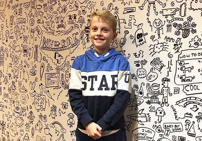 Joe no restaurante que pintou - Foto: LinkedIn|||