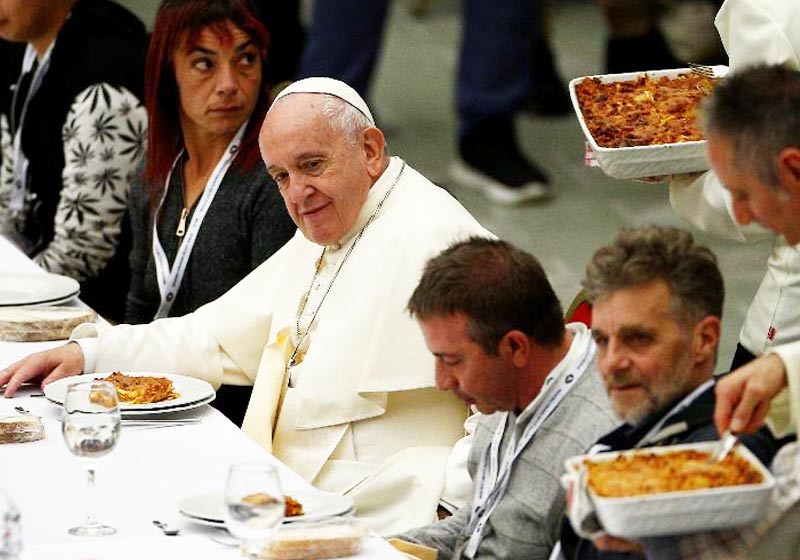 Papa almoça com necessitados - Foto: REUTERS/Guglielmo Mangiapane