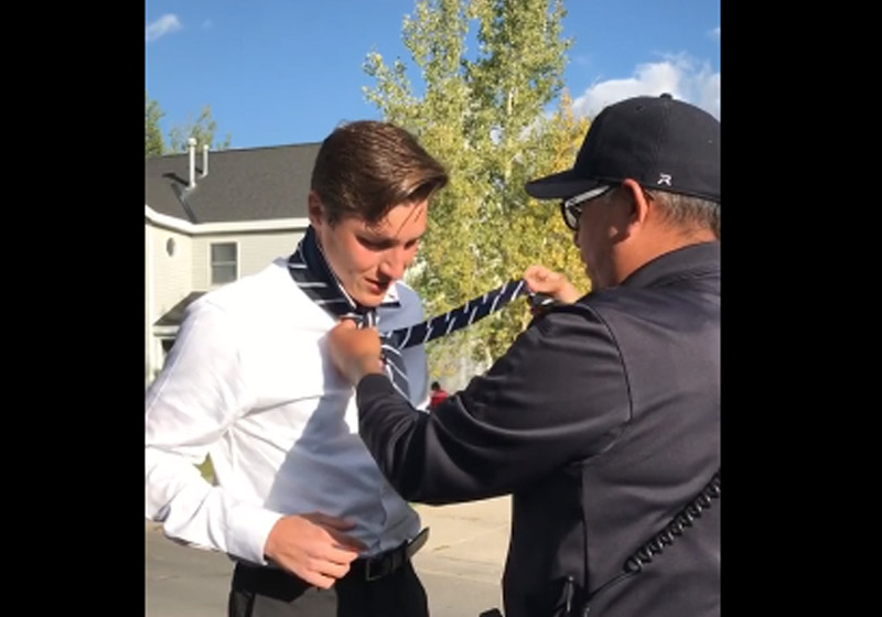 Mike ensina Jacob a dar nó na gravata - Foto: reprodução / Fcebook