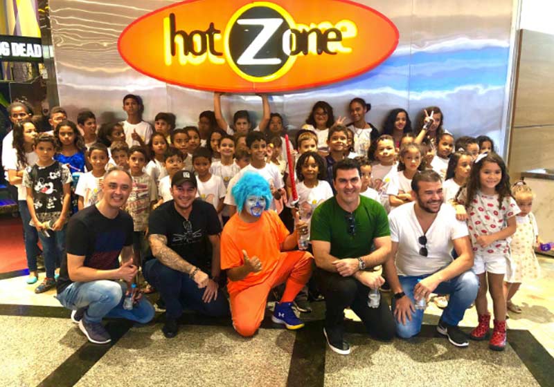 A turma toda no parque do shopping - Foto: Juliamara Maciel|As crianças com Rinaldo