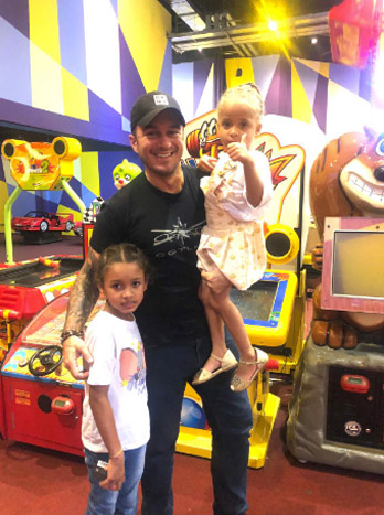 Thiago com duas das crianças - Foto: Juliamara Maciel