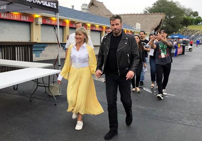 grease-close Olivia e Travolta com trajes de Grease: Foto: reprodução/ Intagram