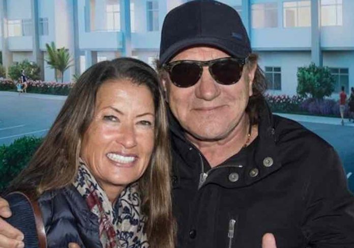 acdc_ajuda O líder do AC/DC Brian Johnson Foto: All Star Children's Foundation