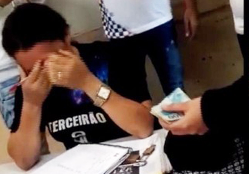 Professora chora com a doação - Foto: reprodução / Facebook|||