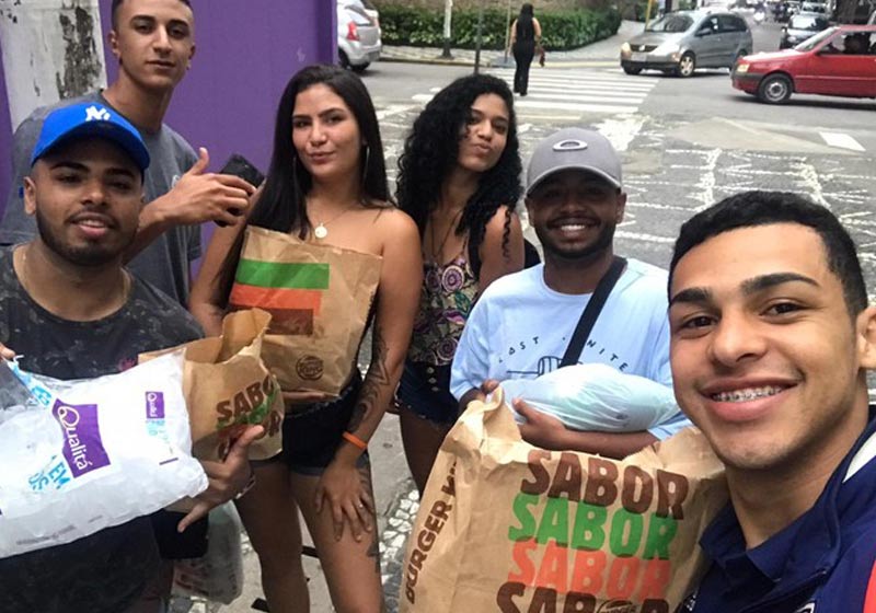 Leonardo e os amigos - Foto: reprodução / Plantão Guarujá|Leonardo e os amigos - Foto: reprodução / Plantão Guarujá