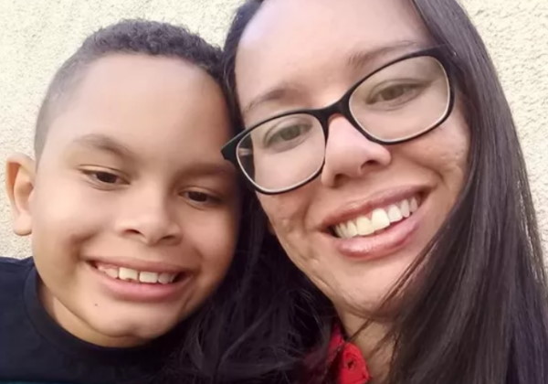 Rafa e a mãe Carinha Foto: reprodução Facebook