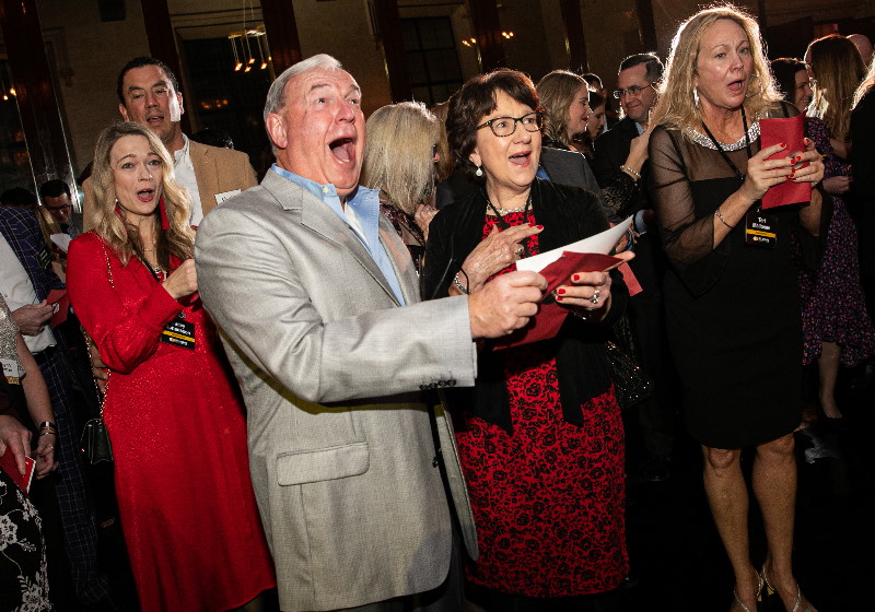 Foto: reprodução||||O momento do anúncio do empresário Edward St. John Fotos: reprodução