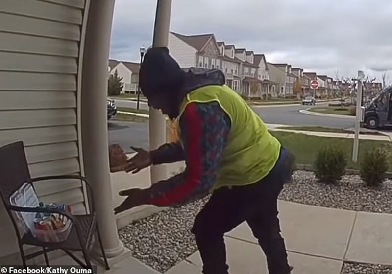 Entregador se surpreende com lanches - Foto: reprodução / Facebook Kathy Ouma