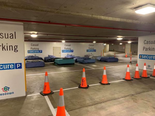 Estacionamento com as camas - Foto: reprodução / Instagram @beddowntonight