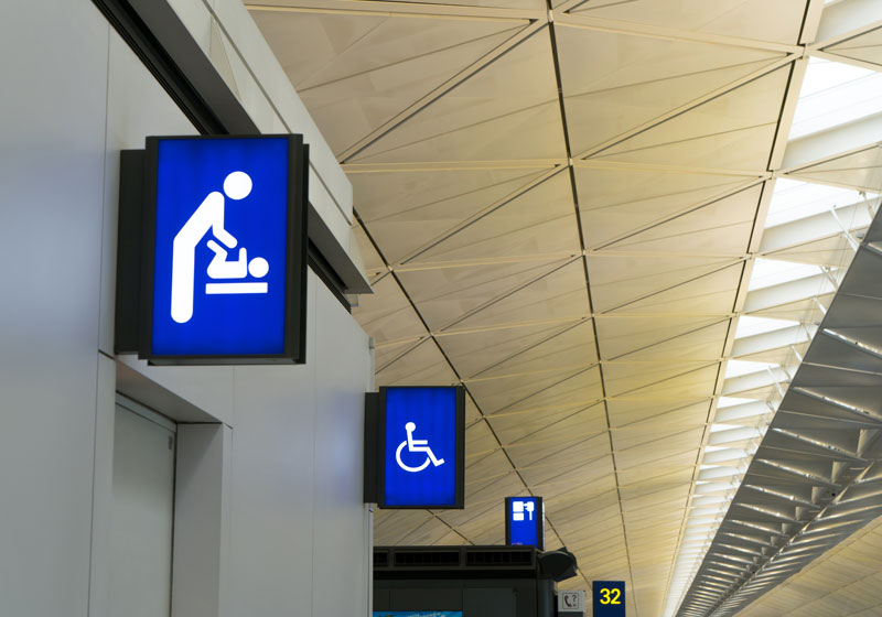 Fraldário em banheiro masculino - Foto: ShutterStockStudio