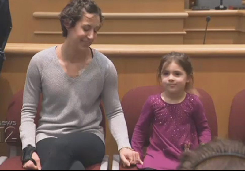 Isla Glaser e a mãe na homenagem - Foto: reprodução NewJerseyNews