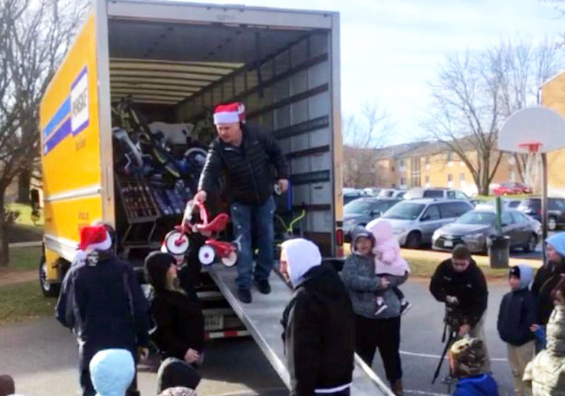 Armstrong entrega briquendos - Foto: Lauren Wilhelm