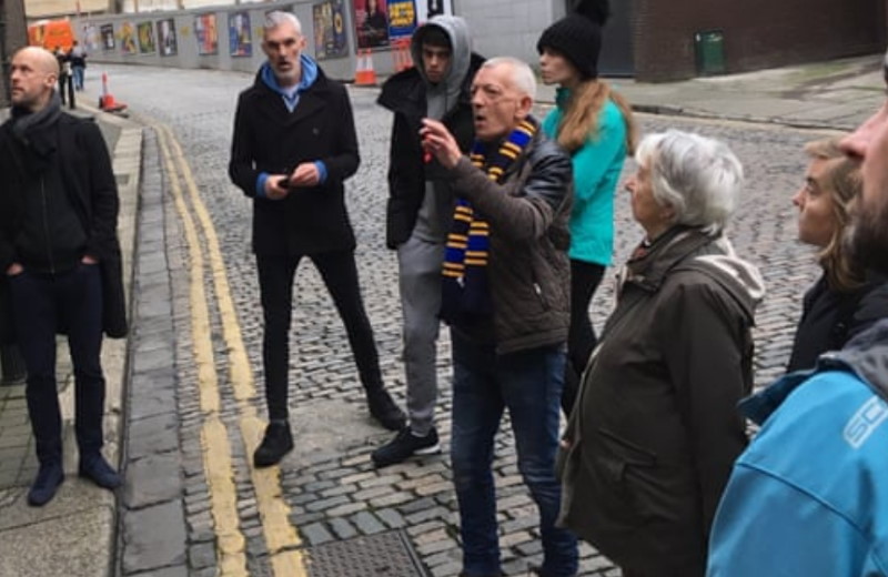 Foto: Reprodução|ex-morador Derek McGuire como guia turístico Foto: reprodução