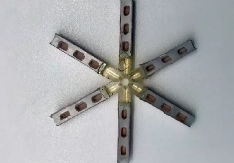 Protótipo da pílula mensal Foto: Reprodução MIT/Tiffany Hua|Liberação do medicamento no organismo Foto: Reprodução MIT/Lyndra Therapeutics