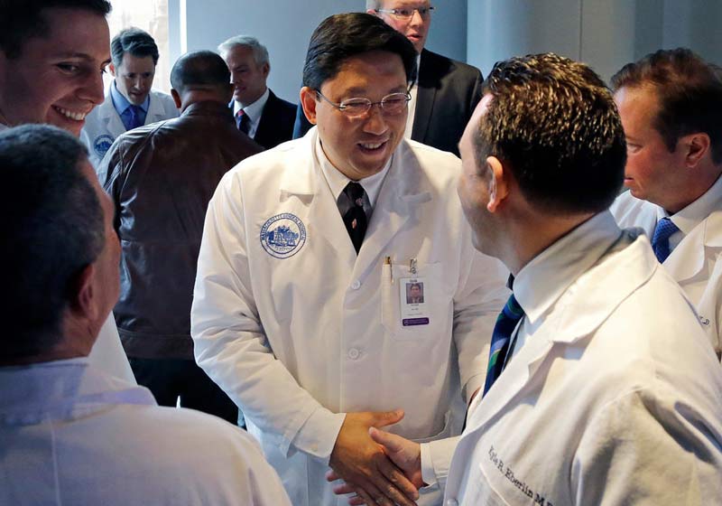 Dr. Dicken Ko fez parte da equipe do transplante - Foto: Elise Amendola / Associated Press
