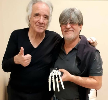 O maestro com o designer e estudante de piano Ubiratan Bizarro Foto: Facebook