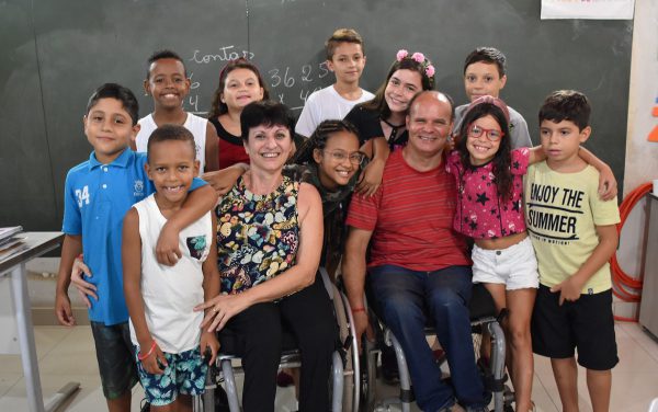 Sônia, Jeferson e os alunos - Foto: Pedro Martins/G1